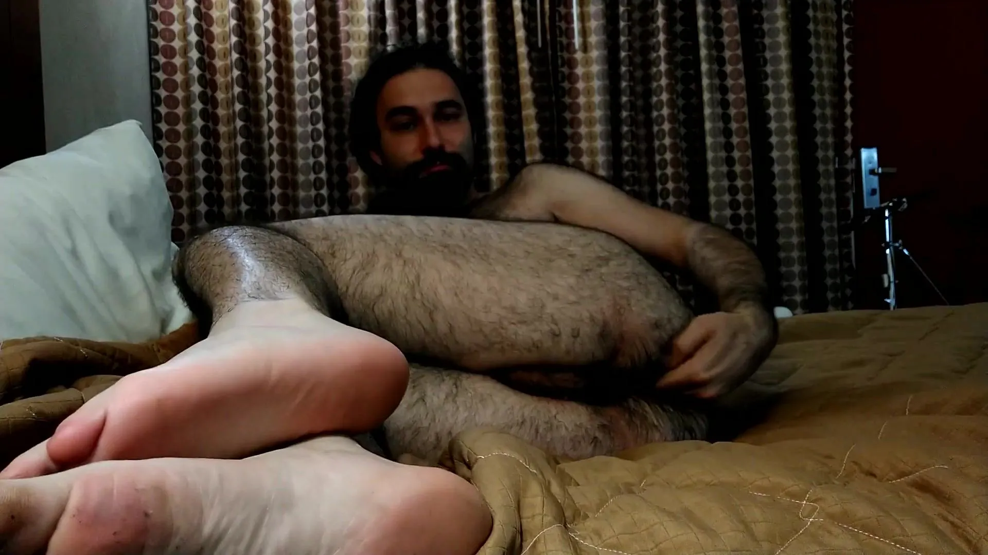 Stud Knuckles His Culo In Cheap Hotel Apartment Uses Assfuck Fucktoy